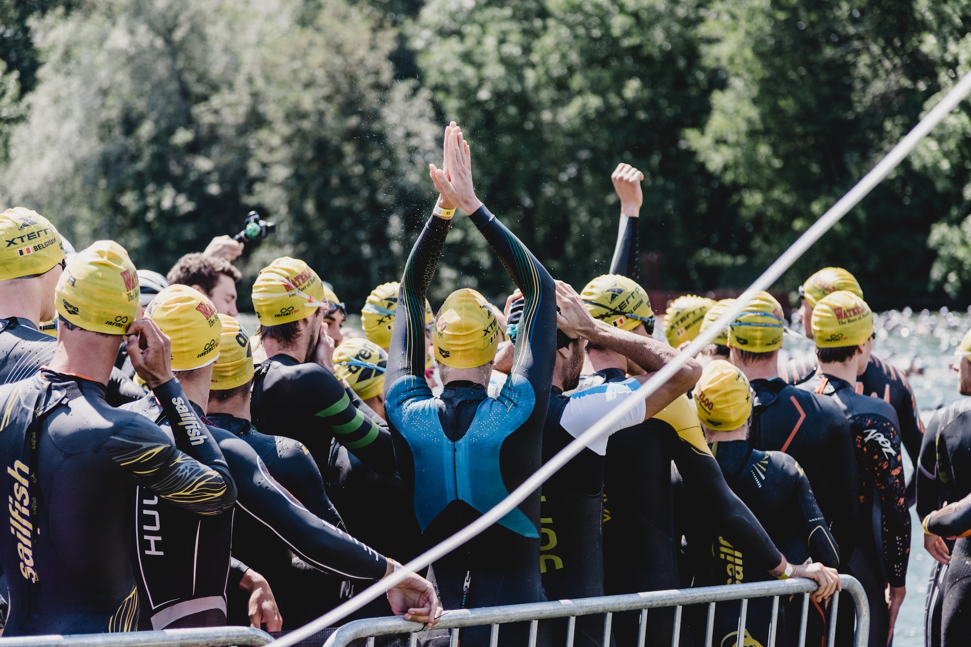 this image shows the team of athletes getting ready to the triathlon competition