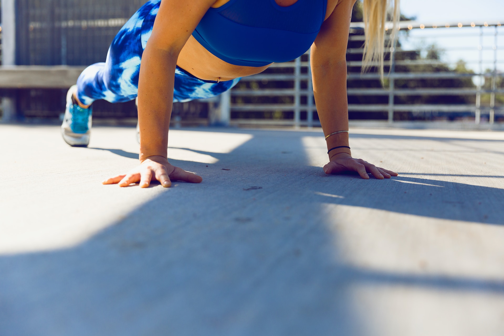 the image shows a sportswomen doing plank