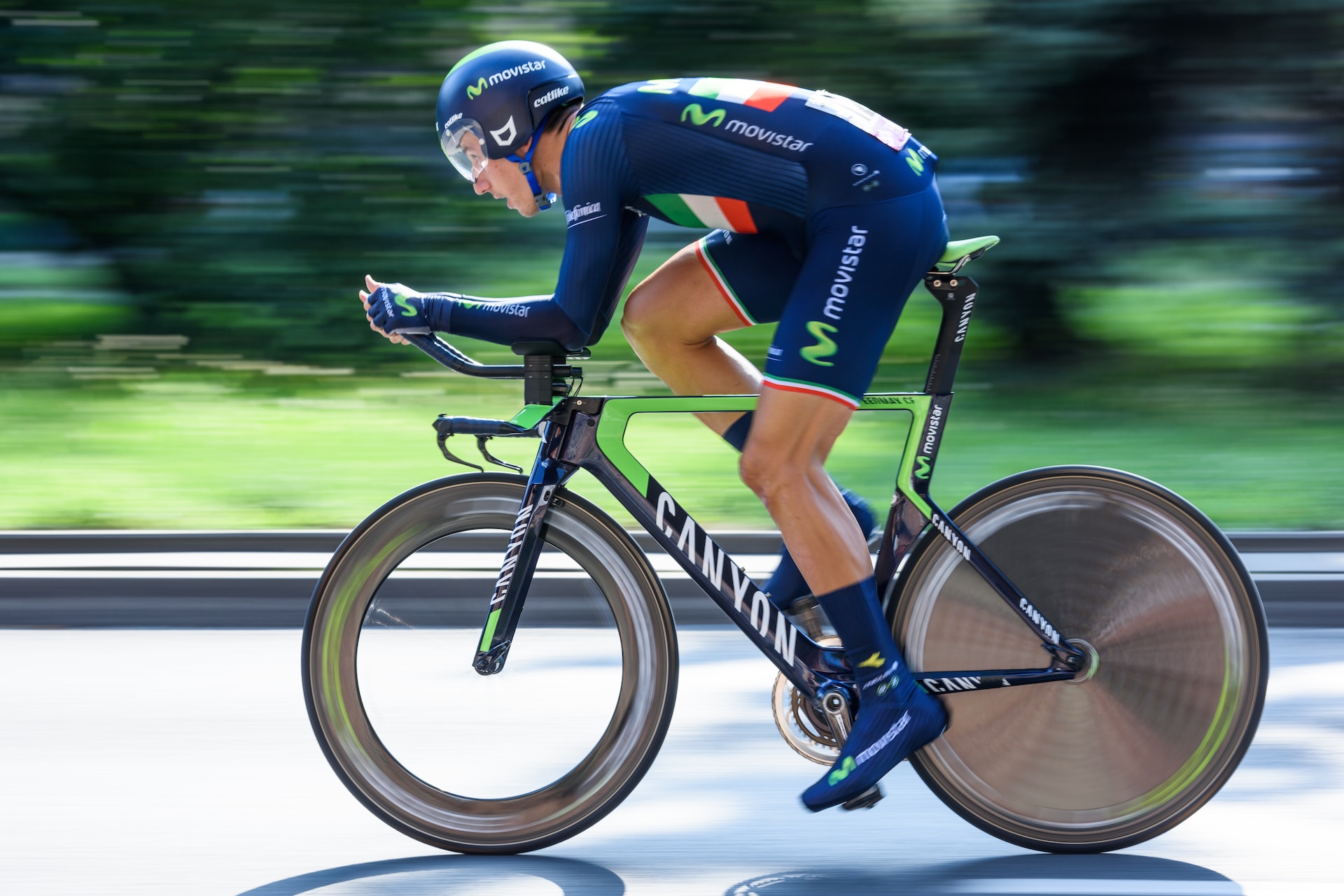 On this image you can see the importance of aerodynamics when choosing a bike for triathlon.