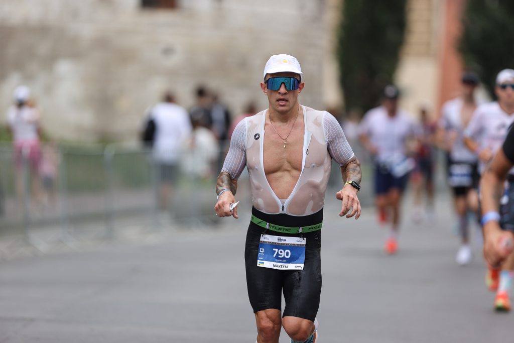 Holding on During the Run аotpawel Naskrentmaratomaniapl | Triworldhub Your Global Triathlon Companion Holding on During the Run Ironman 703 Kraków Race Recap | World Championship Slot Triworldhub Your Global Triathlon Companion
